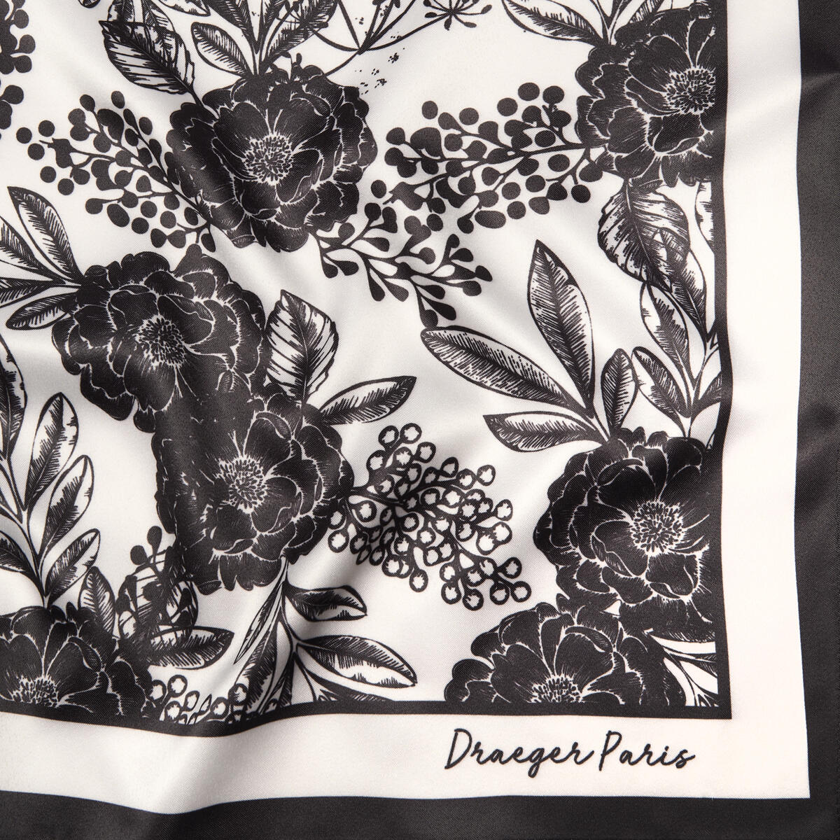 Gran Cuadrado Chic Flores negro 3