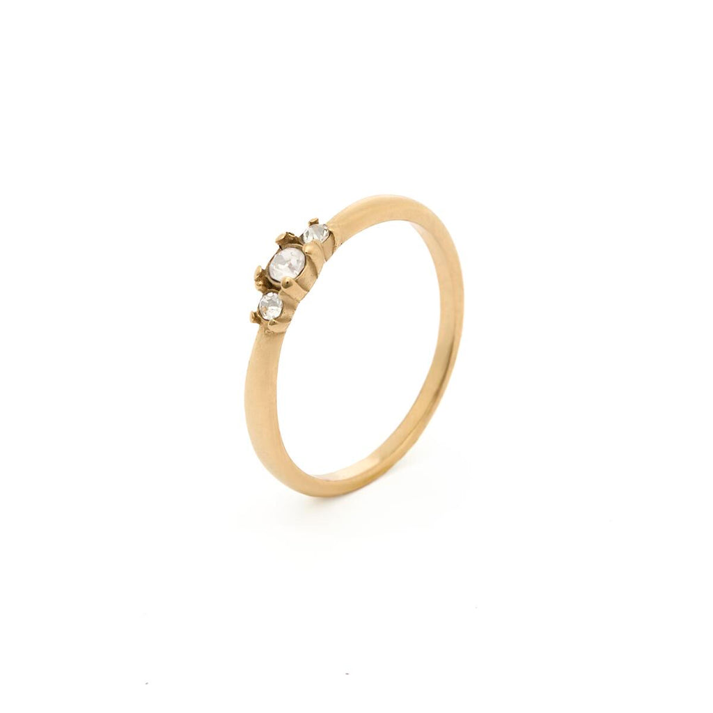 Anillo Dorado con Piedras Blancas 2