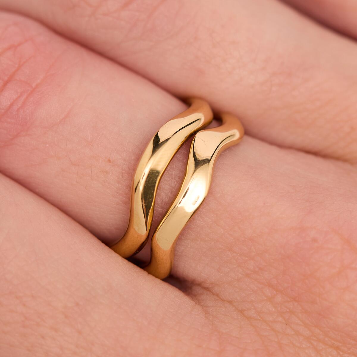 Anillo Dorado con Doble Anillo Ondulado 4