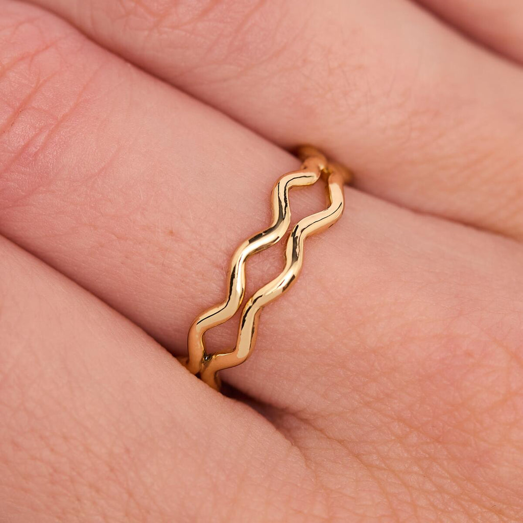 Anillo Dorado con Anillos Ondulados 4