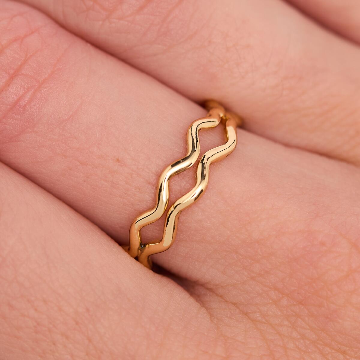 Anillo Dorado con Anillos Ondulados 4