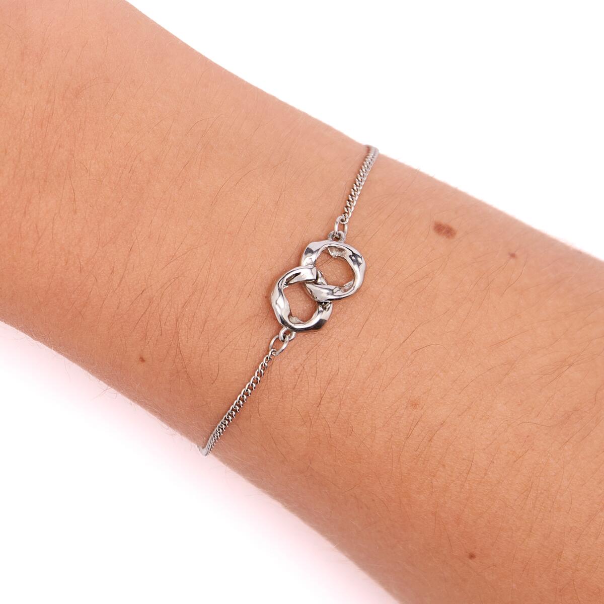 Pulsera Plateada con Anillos Entrelazados 4