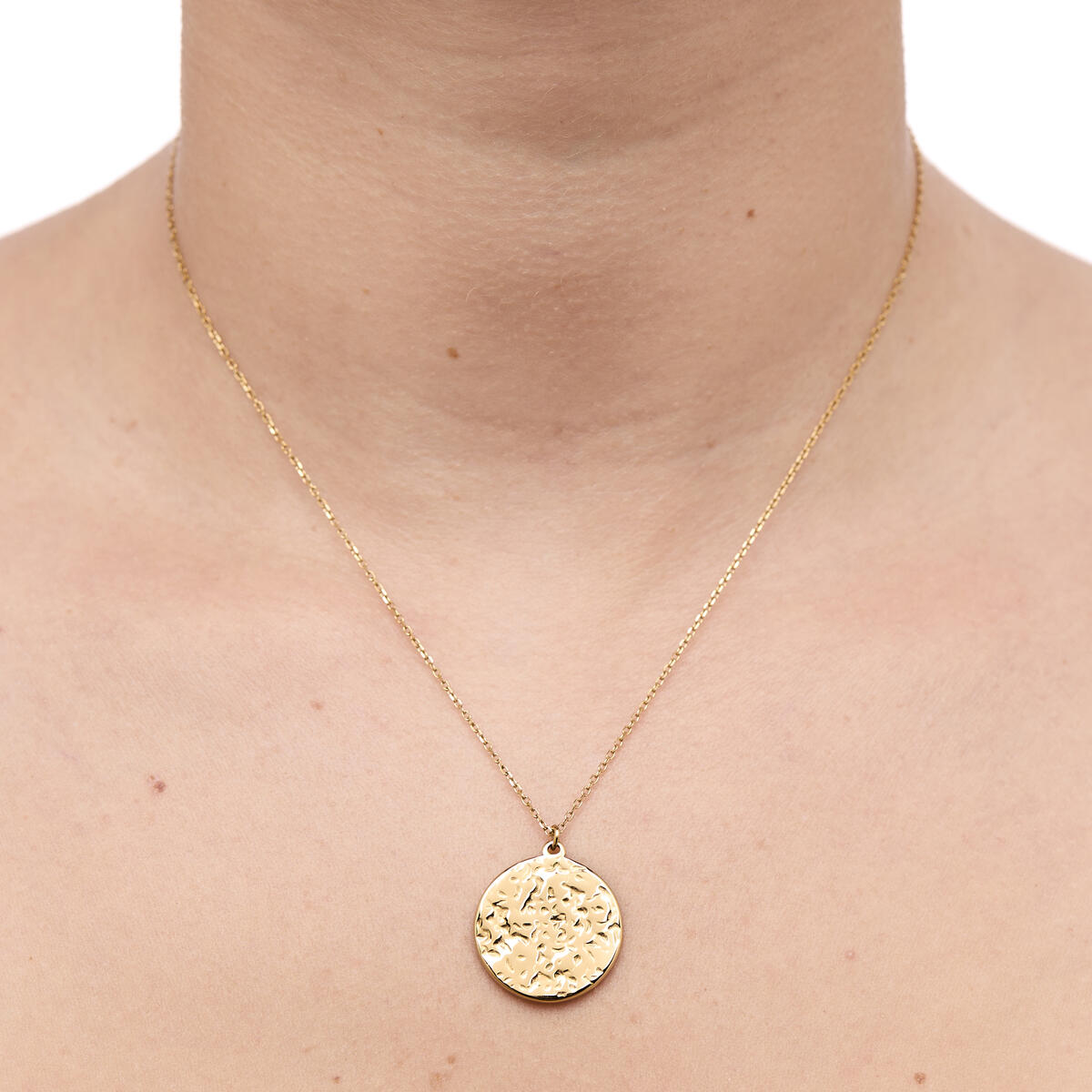 Collar Dorado con Colgante Martillado 4