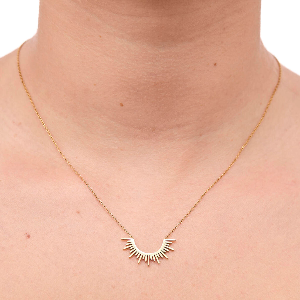 Collar Dorado con Colgante de Medio Sol 4
