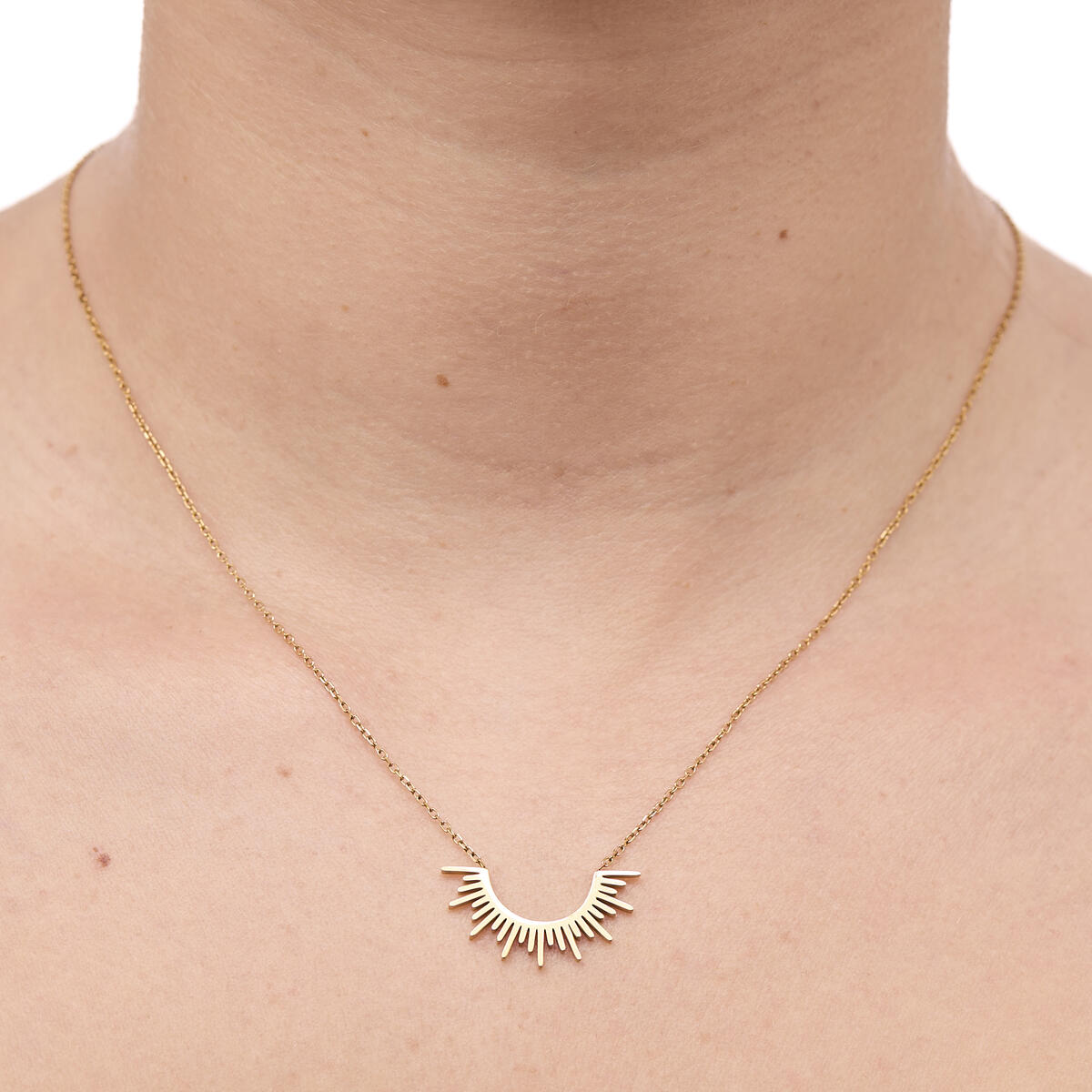 Collar Dorado con Colgante de Medio Sol 4